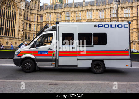 Metropolitan Police van à l'extérieur du palais de Westminster / Maisons du Parlement, Londres, UK Banque D'Images