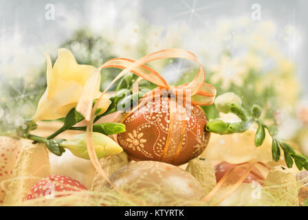 Composition de Pâques avec des oeufs et fleurs de printemps, peu profond, DOF espace texte Banque D'Images