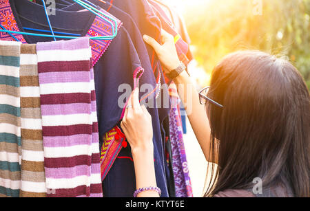 Jeune femme en robe local commercial marché de pays lointain sur la montagne en Thaïlande Banque D'Images