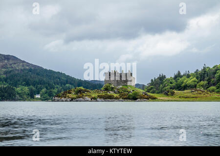 Château de Tioram est un château en ruine sur une île à marée dans le Loch Moidart, Ecosse, Highland, Lochaber Banque D'Images