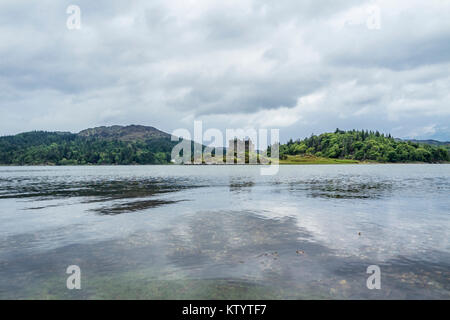 Château de Tioram est un château en ruine sur une île à marée dans le Loch Moidart, Ecosse, Highland, Lochaber Banque D'Images