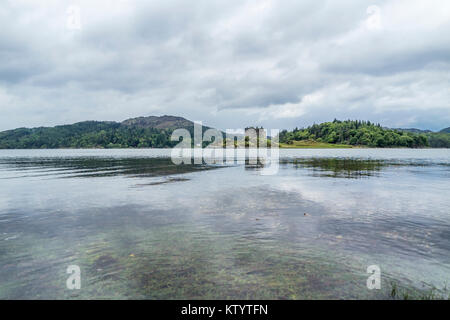 Château de Tioram est un château en ruine sur une île à marée dans le Loch Moidart, Ecosse, Highland, Lochaber Banque D'Images