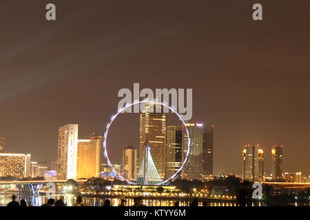 Une photo de Singapore Flyer prises la nuit Banque D'Images