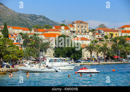 Dubrovnik, Croatie - Juillet 20, 2017 : Le point de vue des bateaux ancrés en face de mer avec les gens nager dans la mer à Cavtat, Croatie. Banque D'Images