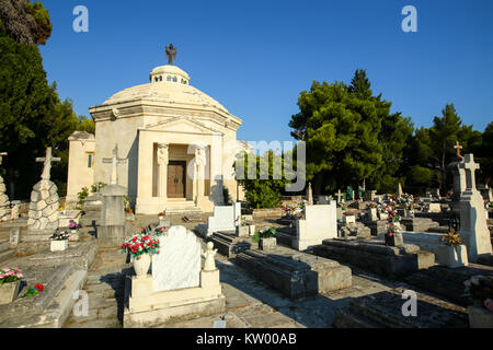 Dubrovnik, Croatie - Juillet 20, 2017 : Le mausolée de la famille Racic, faite par le sculpteur Ivan Mestrovic, sur le cimetière de Saint Roka à Cavtat, Croatie. Banque D'Images