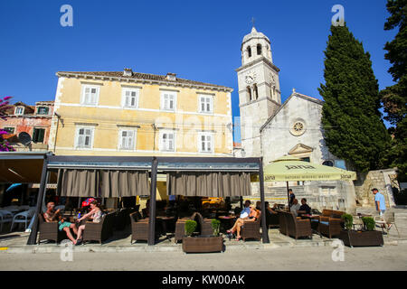 ECAVTAT, Croatie - le 20 juillet 2017 : Des gens assis sur la terrasse du café bar sur un front avec l'église de Saint Nicolas dans une petite ville de Cavtat, Cro Banque D'Images