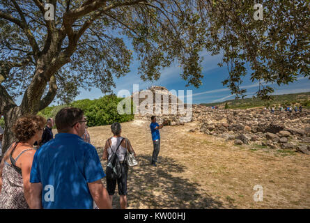 Un guide et des visiteurs au Nuraghe Su Nuraxi, UNESCO World Heritage Site, près de Barumini, province Sud Sardaigne, Sardaigne, Italie Banque D'Images