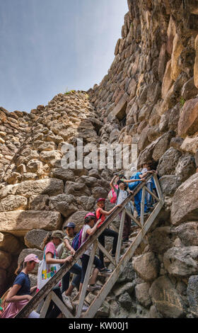 Groupe d'enfants sur l'escalier échafaudée, entrant tour centrale au Nuraghe Su Nuraxi, 17e siècle avant J.-C., près de Barumini, Sardaigne, Italie Banque D'Images