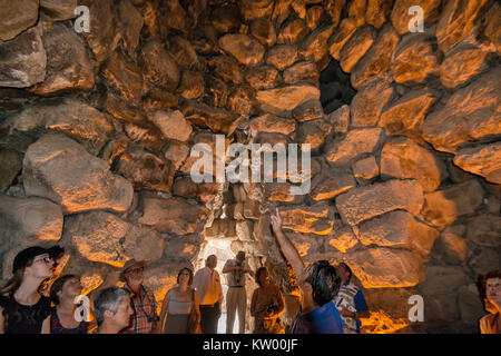 Et guide les visiteurs au Nuraghe Su Nuraxi, Âge de Bronze, UNESCO World Heritage Site, près de Barumini, Sardaigne, Italie Banque D'Images