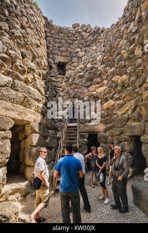 Et guide les visiteurs au Nuraghe Su Nuraxi, 17e siècle avant J.-C., structure mégalithique, Âge du Bronze, près de Barumini, Sardaigne, Italie Banque D'Images