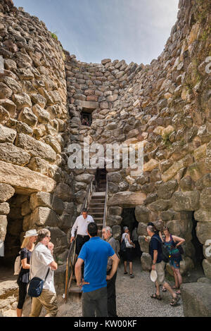 Et guide les visiteurs au Nuraghe Su Nuraxi, 17e siècle avant J.-C., structure mégalithique, Âge du Bronze, près de Barumini, Sardaigne, Italie Banque D'Images