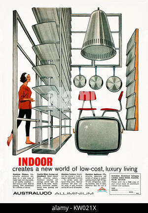 1962 une annonce dans un magazine australien pour Australuco (The Australian Aluminium Company) pour leurs produits pour l'utilisation autour de la maison en se concentrant sur l'intérieur utilise pour le metal produits - tels que les casseroles, étagères, fenêtres, persiennes Mobilier, luminaire et d'auvents. Il montre même un téléviseur à l'aide d'un boîtier en aluminium. Banque D'Images