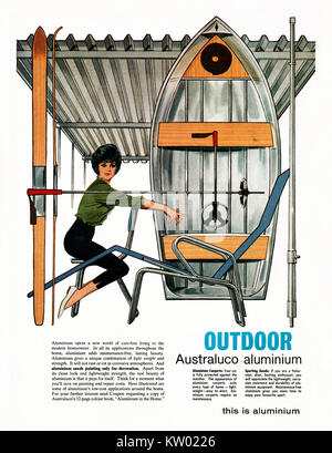 1962 une annonce dans un magazine australien pour Australuco (The Australian Aluminium Company) pour leurs produits en métal pour l'utilisation autour de la maison en se concentrant sur les utilisations à l'extérieur pour le métal - dans des articles tels que des matériaux en feuilles pour les toitures, de meubles d'extérieur et bateaux Banque D'Images