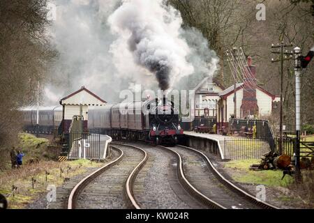 Un train à vapeur sur le chemin de fer de la vallée d'Consall Churnet près de la gare. Banque D'Images