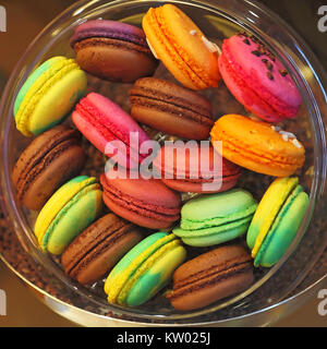 Gâteaux macaron français colorés dans un bocal en verre Banque D'Images