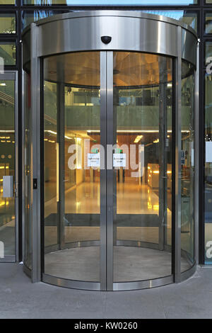 La porte tournante automatique à l'immeuble de bureaux Banque D'Images