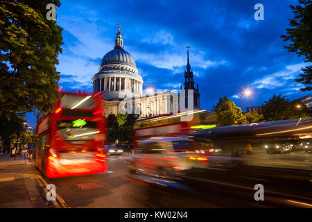 La ville de Londres avec bus à impériale se déplace le long de la Cannon Street près de la Cathédrale St Paul au crépuscule Banque D'Images