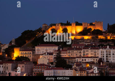 Le Château de St George (Castelo de São Jorge) à Lisbonne, Portugal. La forteresse perchée date de l'époque médiévale et est éclairé la nuit. Banque D'Images