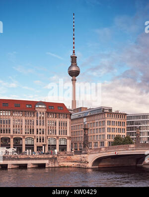 Berlin, Berliner Fernsehturm, la tour de télévision historique vu de la rivière Spree Banque D'Images