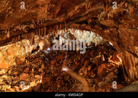 STARIGRAD, Croatie - 24 août 2017 : Manita pec grotte cachée au sommet de la montagne du Velebit en parc national Paklenica Banque D'Images