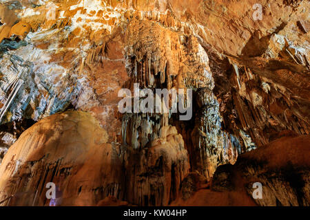 STARIGRAD, Croatie - 24 août 2017 : Manita pec grotte cachée au sommet de la montagne du Velebit en parc national Paklenica Banque D'Images