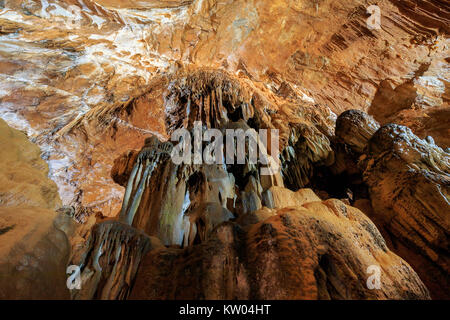 STARIGRAD, Croatie - 24 août 2017 : Manita pec grotte cachée au sommet de la montagne du Velebit en parc national Paklenica Banque D'Images