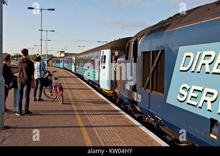 Les passagers en attente du train à la gare de Great Yarmouth, UK Banque D'Images