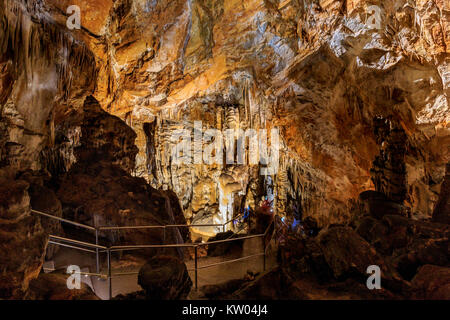 STARIGRAD, Croatie - 24 août 2017 : Manita pec grotte cachée au sommet de la montagne du Velebit en parc national Paklenica Banque D'Images