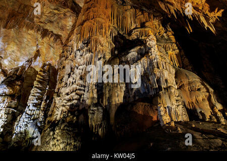 STARIGRAD, Croatie - 24 août 2017 : Manita pec grotte cachée au sommet de la montagne du Velebit en parc national Paklenica Banque D'Images