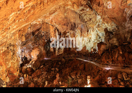 STARIGRAD, Croatie - 24 août 2017 : Manita pec grotte cachée au sommet de la montagne du Velebit en parc national Paklenica Banque D'Images