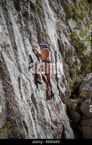 STARIGRAD, Croatie - 24 août 2017 : Cliff climber sur Velebit Mountain dans le parc national de Paklenica Banque D'Images