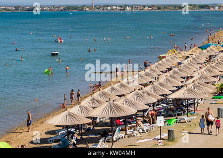 NIN, CROATIE, 26 août 2017 : : plage vue d'été - Queens beach de Nin, Dalmatie, Croatie. Nin est célèbre destination touristique en Croatie. Banque D'Images