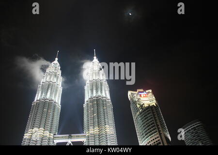 Tours Petronas de nuit avec lune, KLCC, Kuala Lumpur, Malaisie Banque D'Images