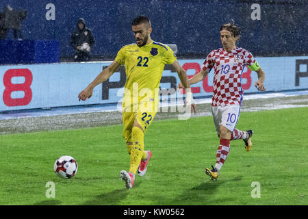 ZAGREB, CROATIE - 02 septembre 2017 : European qualificatif pour la Coupe du Monde de la FIFA 2018 en Russie. La Croatie contre le Kosovo. Luka Modric (10) et de Bajram Jashanica (22 Banque D'Images