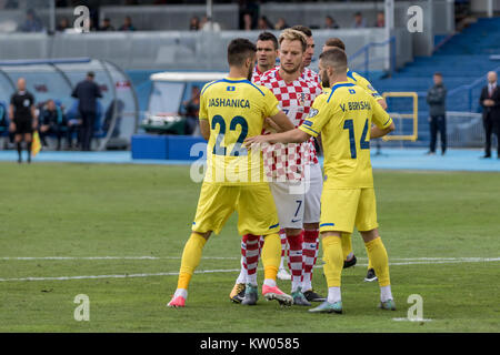 ZAGREB, CROATIE - Septembre 03, 2017 : European qualificatif pour la Coupe du Monde de la FIFA 2018 en Russie. La Croatie contre le Kosovo. Ivan Rakitic (7), Bajram Jashanica (22) une Banque D'Images