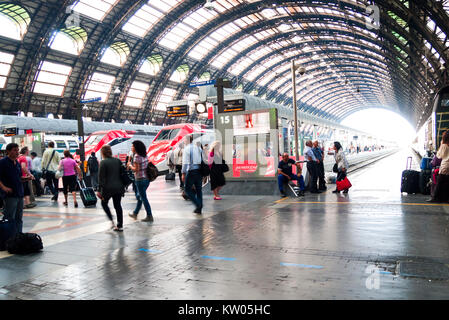 MILAN, ITALIE - 28 septembre 2011 : La gare centrale de Milan. Les trains s'arrêtent sous la splendide couverture de la gare Milan construit en 1931 Banque D'Images