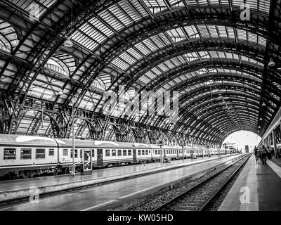 MILAN, ITALIE - 28 septembre 2011 : La gare centrale de Milan. Les trains s'arrêtent sous la splendide couverture de la gare Milan construit en 1931 Banque D'Images