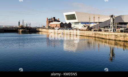 Liverpool, Angleterre, Royaume-Uni - 5 novembre, 2014 : l'architecture moderne du Musée de Liverpool se reflète dans les eaux de la station d'à côté de sa mise en conserve Banque D'Images