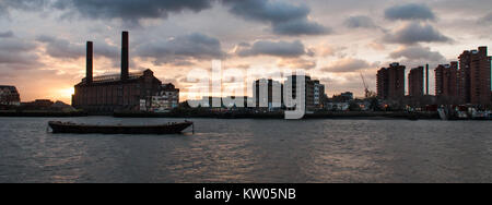 Londres, Angleterre, Royaume-Uni - 11 mars 2013 : Coucher de soleil sur l'ancienne Lots Road Power Station et la fin du monde ancien de conseil du riversid Chelsea Banque D'Images