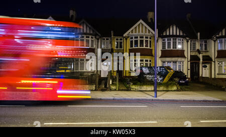 Londres, Angleterre, Royaume-Uni - 6 janvier 2015 : Le trafic se précipite le nouveau Cross Road à Londres du sud, cours des rangées de maisons mitoyennes. Banque D'Images