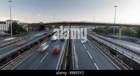 Glasgow, Écosse, Royaume-Uni - 29 septembre 2017 : le trafic lourd se déplace sur l'autoroute M8 dans le centre de Glasgow à l'heure de pointe. Banque D'Images