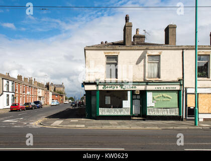 Blackpool, England, UK - 1 août 2015 : Beaty's Kitchen cafe and bistro, un café anglais traditionnels du Nord, se tient à côté d'un bord vide-up shop Banque D'Images