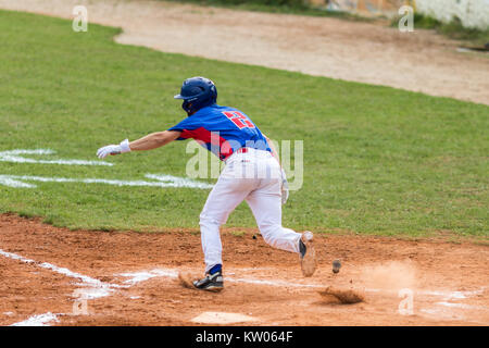 ZAGREB, CROATIE - 09 septembre 2017 : match de baseball Baseball Club entre Zagreb et BK Olimpija 83. Coureur de baseball Banque D'Images
