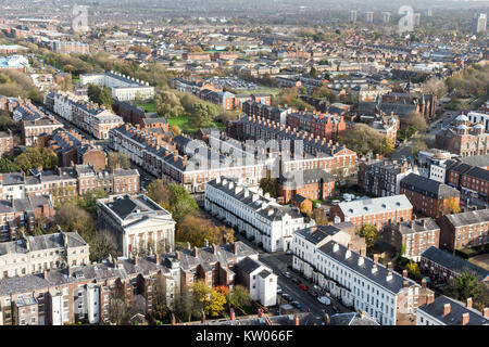 Liverpool, Angleterre, Royaume-Uni - 9 novembre, 2017 : Rues et maisons du quartier géorgien de Liverpool vu du haut de la tour de la cathédrale de Liverpool. Banque D'Images