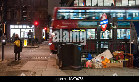 Londres, Angleterre, Royaume Uni - 31 décembre 2010 : un piéton attend pour traverser la rue comme un double-decker rouge traditionnelle London bus passe à Chancery Lane Banque D'Images