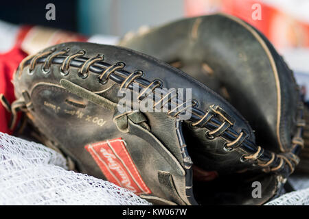 ZAGREB, CROATIE - 09 septembre 2017 : match de baseball Baseball Club entre Zagreb et BK Olimpija 83. Gant de baseball Banque D'Images