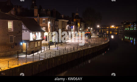 York, England, UK - 28 janvier 2017 : les maisons traditionnelles et le King's Arms pub line le quai pavées de la rivière Ouse dans la nuit de New York. Banque D'Images