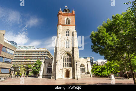 Londres, Angleterre - le 3 juillet 2014 : La face ouest et la tour de St Giles Cripplegate,-sans-Eglise paroissiale anglais traditionnel au sein de la moder Banque D'Images