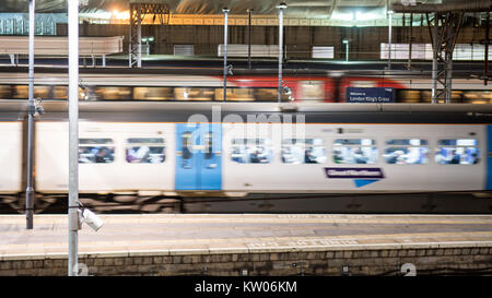 Londres, Angleterre, Royaume-Uni - 1 Février, 2016 Catégorie : 365 trains de banlieue du Grand Nord au King's Cross station. Banque D'Images
