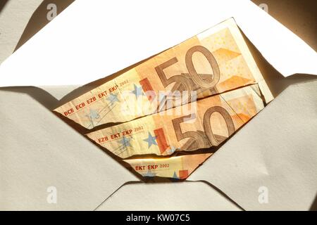 Cinquante Euros billets dans une enveloppe comme don d'argent Banque D'Images